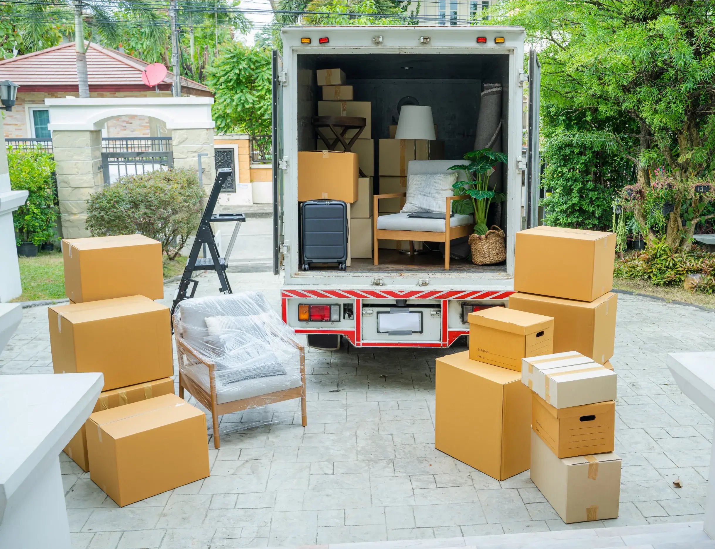 Moving-van-with-all-the-shifting-boxe