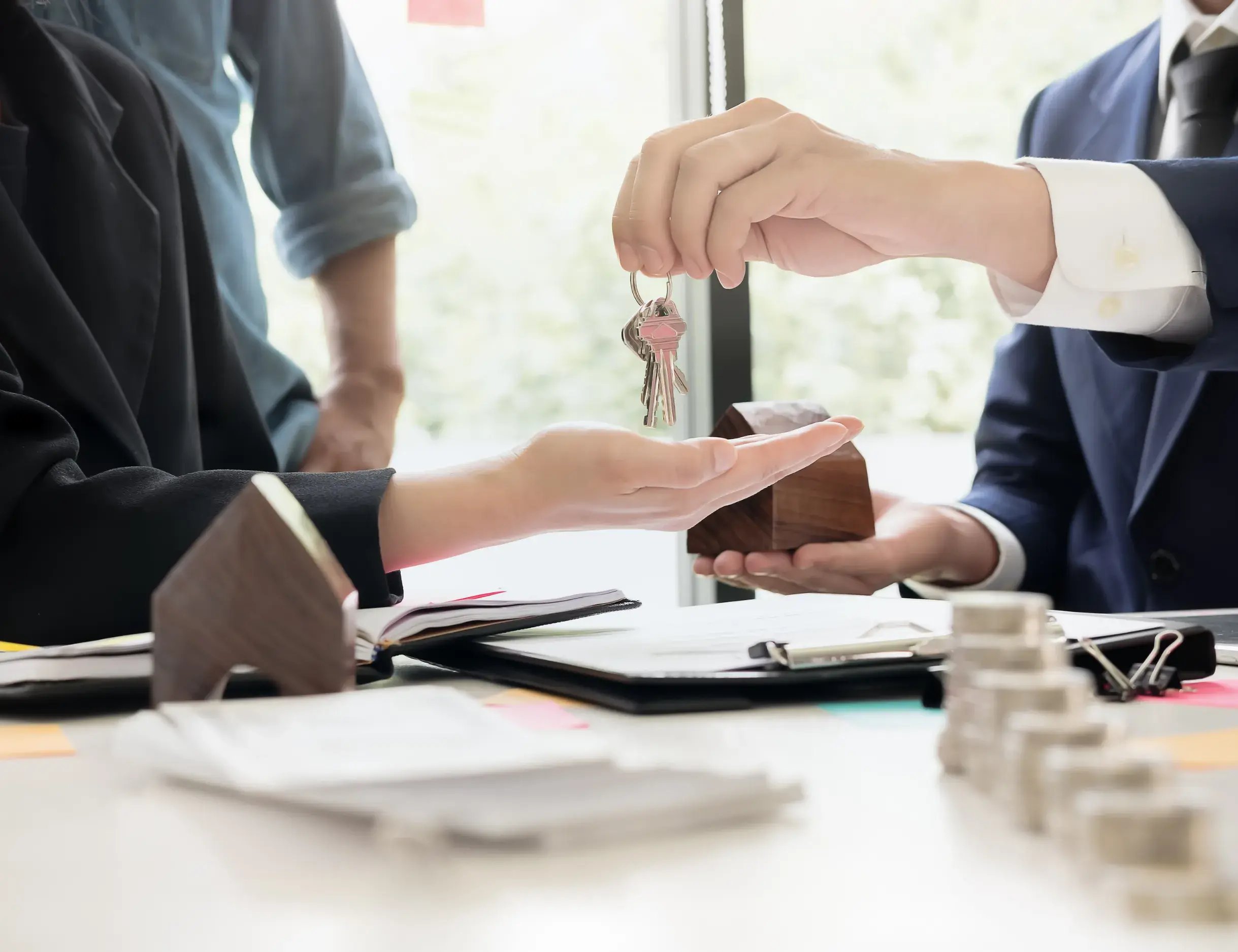 Signing-the-house-contract-and-key-handover