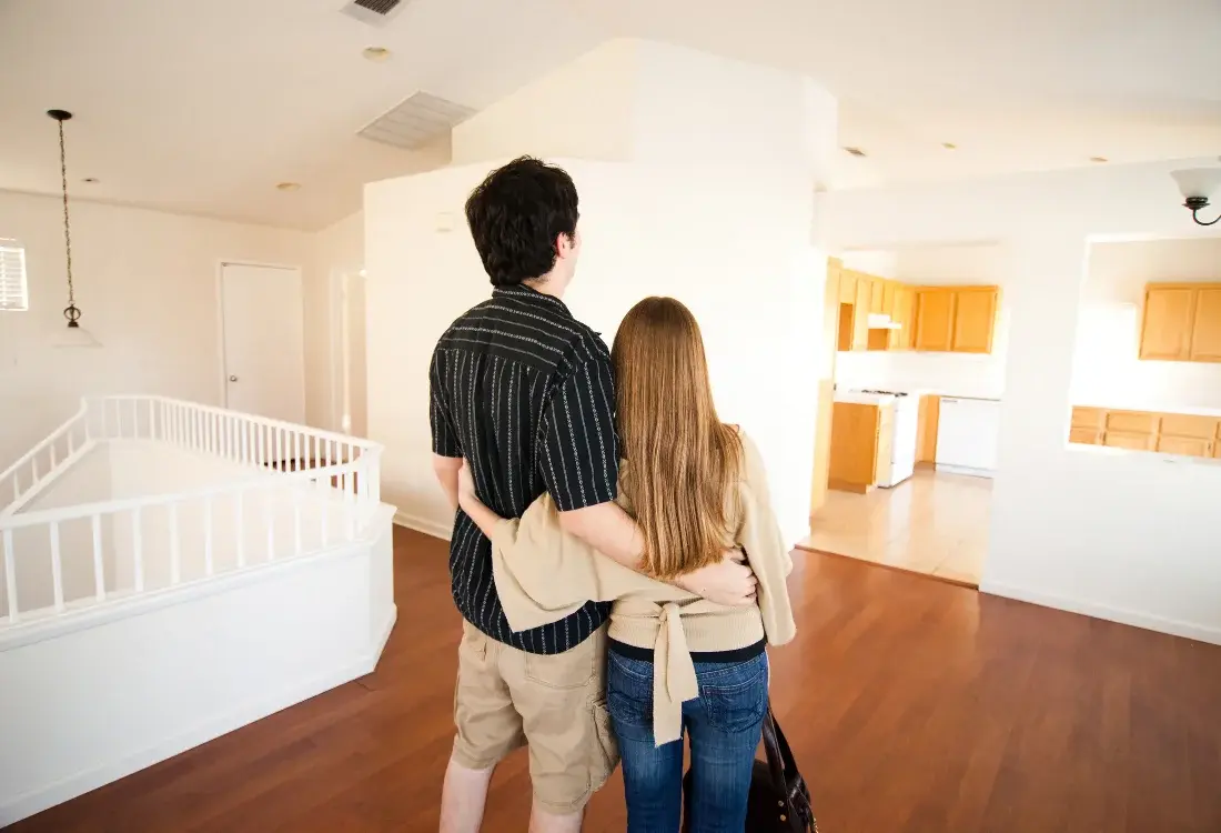 A young couple buying their first home without hiccups thanks to the tips they found online.